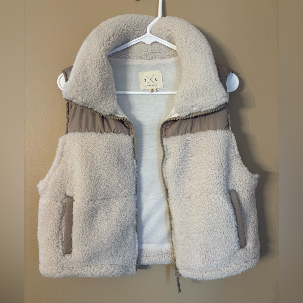 Thread & Supply Women’s Sherpa vest Medium - Picture 2 of 13